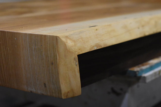 Edging of beautiful kitchen island table 